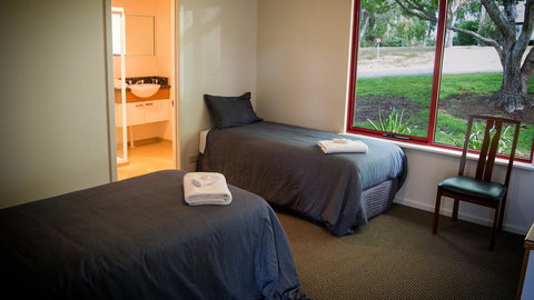 Karri Mia Chalets And Studios - Perth Resorts 16