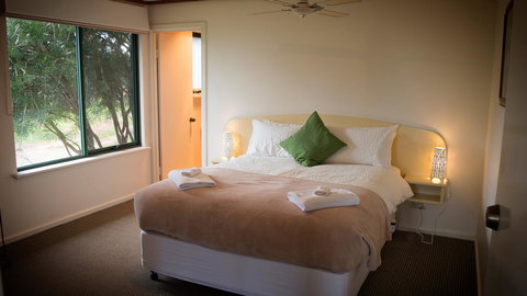 Karri Mia Chalets And Studios - Perth Resorts 11