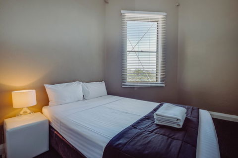 Crossroads Hotel - Accommodation Perth 3