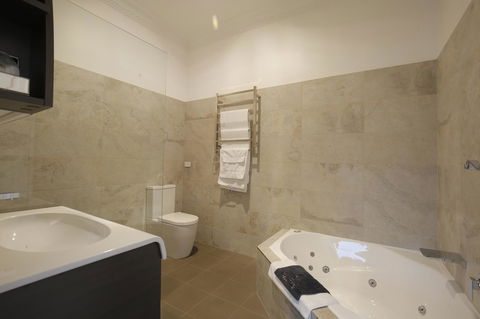 Romanz In The Valley (Luxury B&B) - Perth Resorts 4