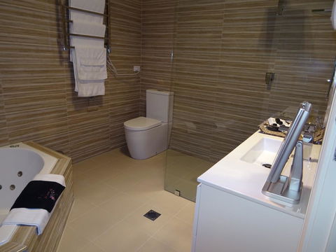 Romanz In The Valley (Luxury B&B) - Perth Resorts 9
