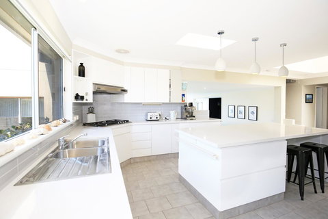 Neptune I Absolute Beachfront I Stunning Views - Accommodation Perth 8