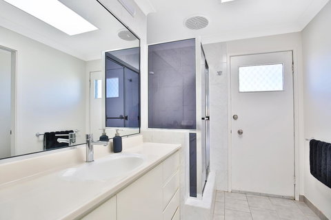 Neptune I Absolute Beachfront I Stunning Views - Accommodation Perth 19