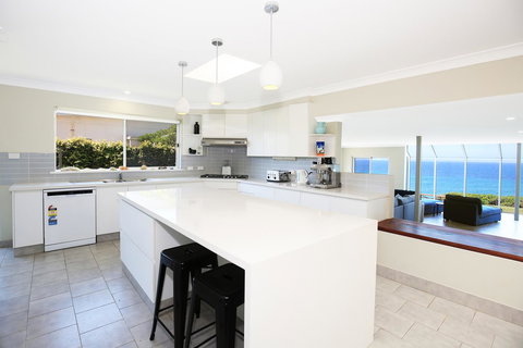 Neptune I Absolute Beachfront I Stunning Views - Accommodation Perth 10
