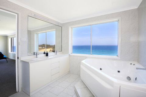 Neptune I Absolute Beachfront I Stunning Views - Accommodation Perth 18