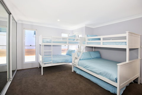 Neptune I Absolute Beachfront I Stunning Views - Accommodation Perth 17