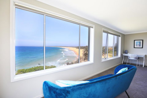 Neptune I Absolute Beachfront I Stunning Views - Accommodation Perth 13