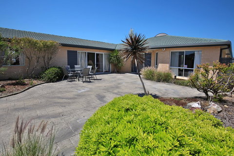Neptune I Absolute Beachfront I Stunning Views - Accommodation Perth 30