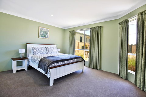 Neptune I Absolute Beachfront I Stunning Views - Accommodation Perth 15