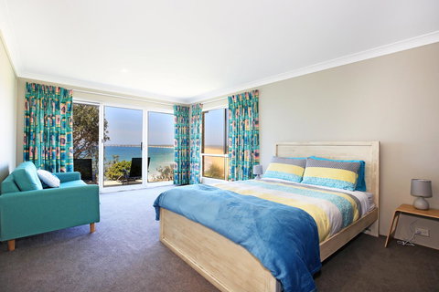 Neptune I Absolute Beachfront I Stunning Views - Accommodation Perth 16