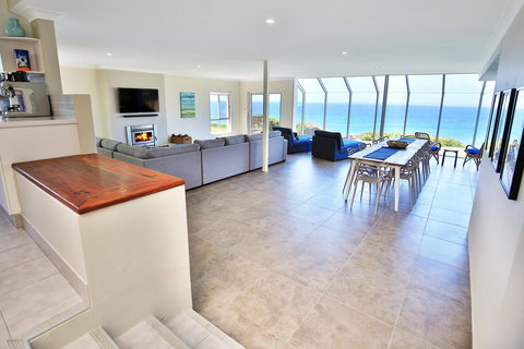 Neptune I Absolute Beachfront I Stunning Views - Accommodation Perth 2