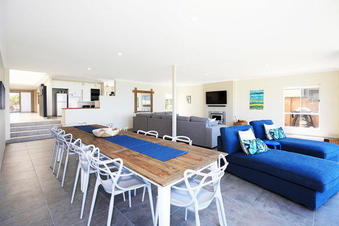 Neptune I Absolute Beachfront I Stunning Views - Accommodation Perth 5