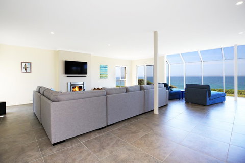 Neptune I Absolute Beachfront I Stunning Views - Accommodation Perth 3