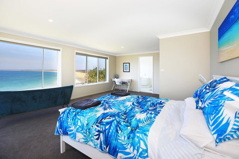 Neptune I Absolute Beachfront I Stunning Views - Accommodation Perth 11