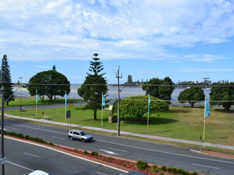 Oxley 8 At Tuncurry - Accommodation Perth 1
