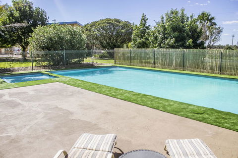 Allonville Gardens Motel - Perth Resorts 9