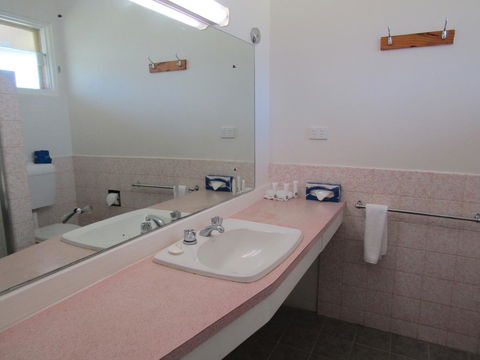 Allonville Gardens Motel - Perth Resorts 29