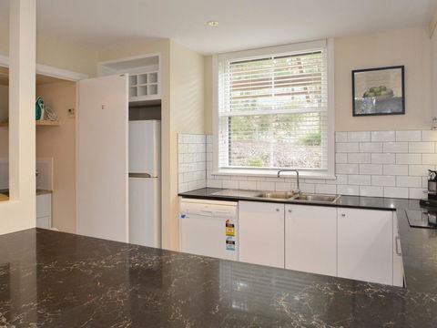 Villa De Saran Located Within Cypress Lakes - Accommodation Perth 3