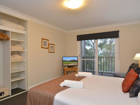 Villa De Saran Located Within Cypress Lakes - Accommodation Perth 1