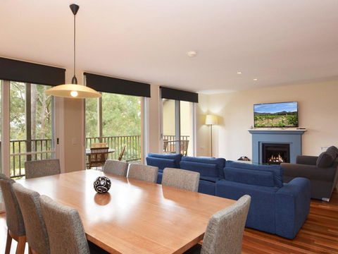 Villa De Saran Located Within Cypress Lakes - Accommodation Perth 6