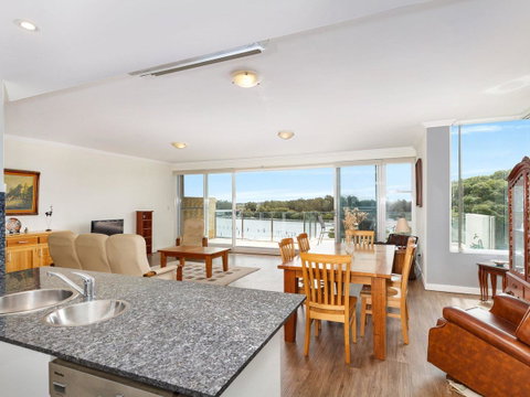 Regatta 13 - Accommodation Perth 9