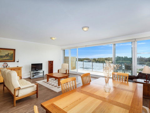 Regatta 13 - Accommodation Perth 5