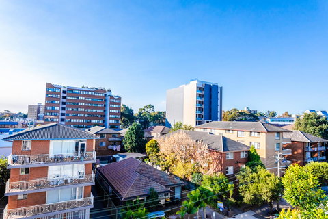 Near Train Station, New 2 BR Apt/free Parking - Accommodation Perth 39