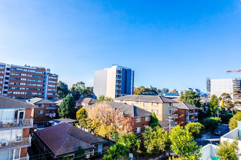 Near Train Station, New 2 BR Apt/free Parking - Accommodation Perth 38