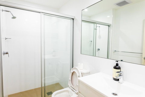 Near Train Station, New 2 BR Apt/free Parking - Accommodation Perth 33