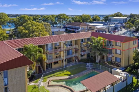 Bribie Beach King Bed Unit Overlooking Pool - Accommodation Perth 1