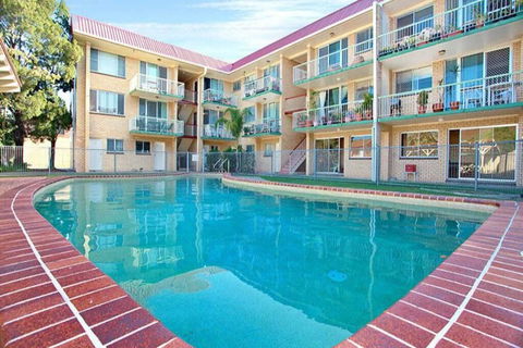 Bribie Beach King Bed Unit Overlooking Pool - Accommodation Perth 0