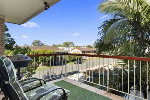 Bribie Beach King Bed Unit Overlooking Pool - Accommodation Perth 2