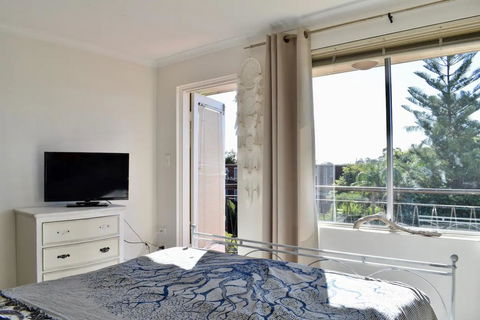 BRIGHT And Airy TOP FLOOR Apartment With FAB Views - Accommodation Perth 1