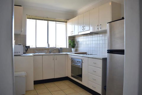BRIGHT And Airy TOP FLOOR Apartment With FAB Views - Accommodation Perth 2
