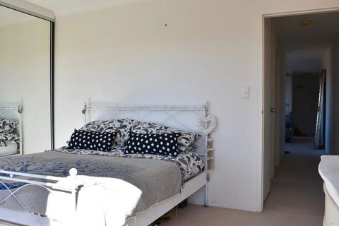 BRIGHT And Airy TOP FLOOR Apartment With FAB Views - Accommodation Perth 3