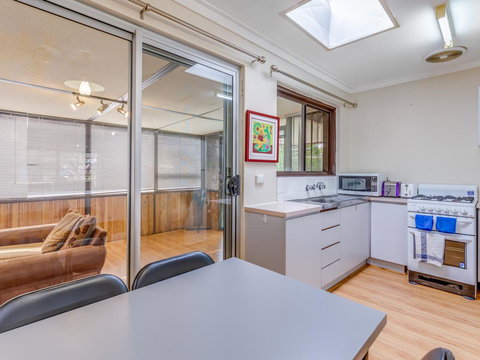 Bright, Neat & Convenient House - Accommodation Perth 1