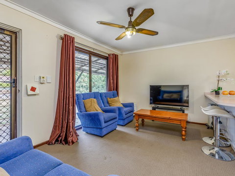 Bright, Neat & Convenient House - Accommodation Perth 0