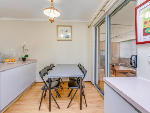 Bright, Neat & Convenient House - Accommodation Perth 2