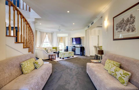 Broadbeach Waterfront Holiday House - Accommodation Perth 3