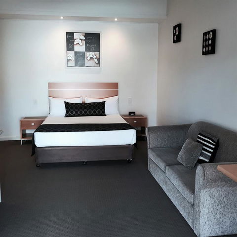 Burkes Hotel Motel - Accommodation Perth 3