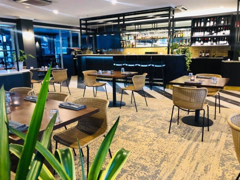 Burnett Riverside Hotel - Accommodation Perth 1