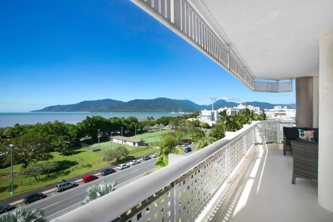 Cairns Luxury Seafront Apartment - Accommodation Perth 2