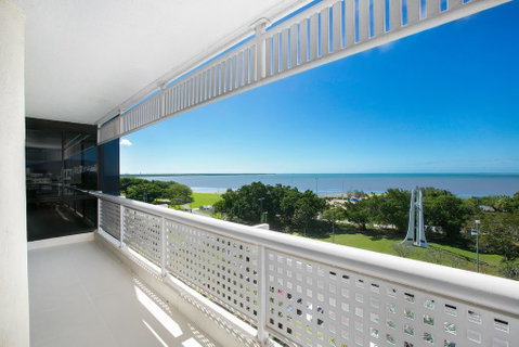 Cairns Luxury Seafront Apartment - Accommodation Perth 3