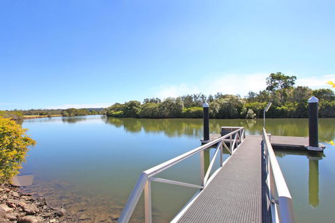 Campbell 7 - Large Queenslander On Maroochy River - Accommodation Perth 1