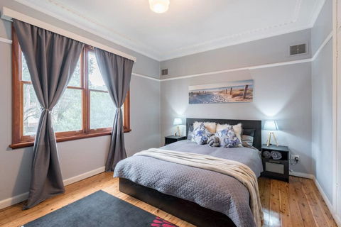 Carramar CozyHome 1minStation 5Bdrms1.5bathSleeps8 - Accommodation Perth 0