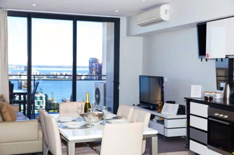 CENTRAL CBD EXEC STUNNING VIEW WIFI NETFLIX WINE - Accommodation Perth 1