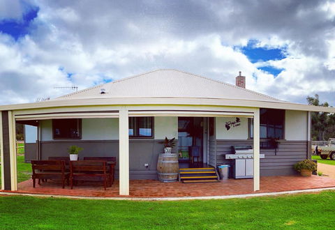 Chesterfarm And Stables - Accommodation Perth 3