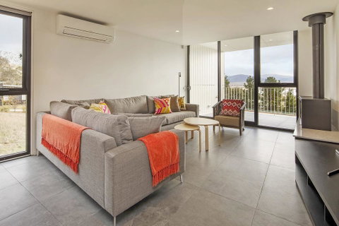 Chilam 'B' - Sophisticated Style With Views To The Lake & Mountains - Accommodation Perth 2
