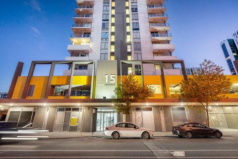 City Rest With Views - High Up Sleeps 4 + Parking - Accommodation Perth 3
