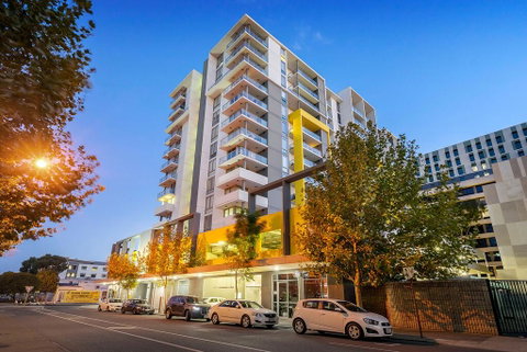 City Rest With Views - High Up Sleeps 4 + Parking - Accommodation Perth 2